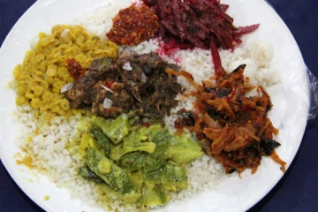 கோவிட் தொற்றாளர்களுக்கு வழங்கப்படும் உணவில் புழுக்கள்