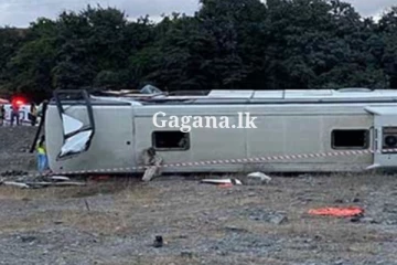 විදෙස් රටක දී ශ්රී ලාංකිකයින් ගමන් ගත් බස් රථයක් ප්රපාතයකට පෙරලෙයි - 27ක් තුවාල ලබයි.