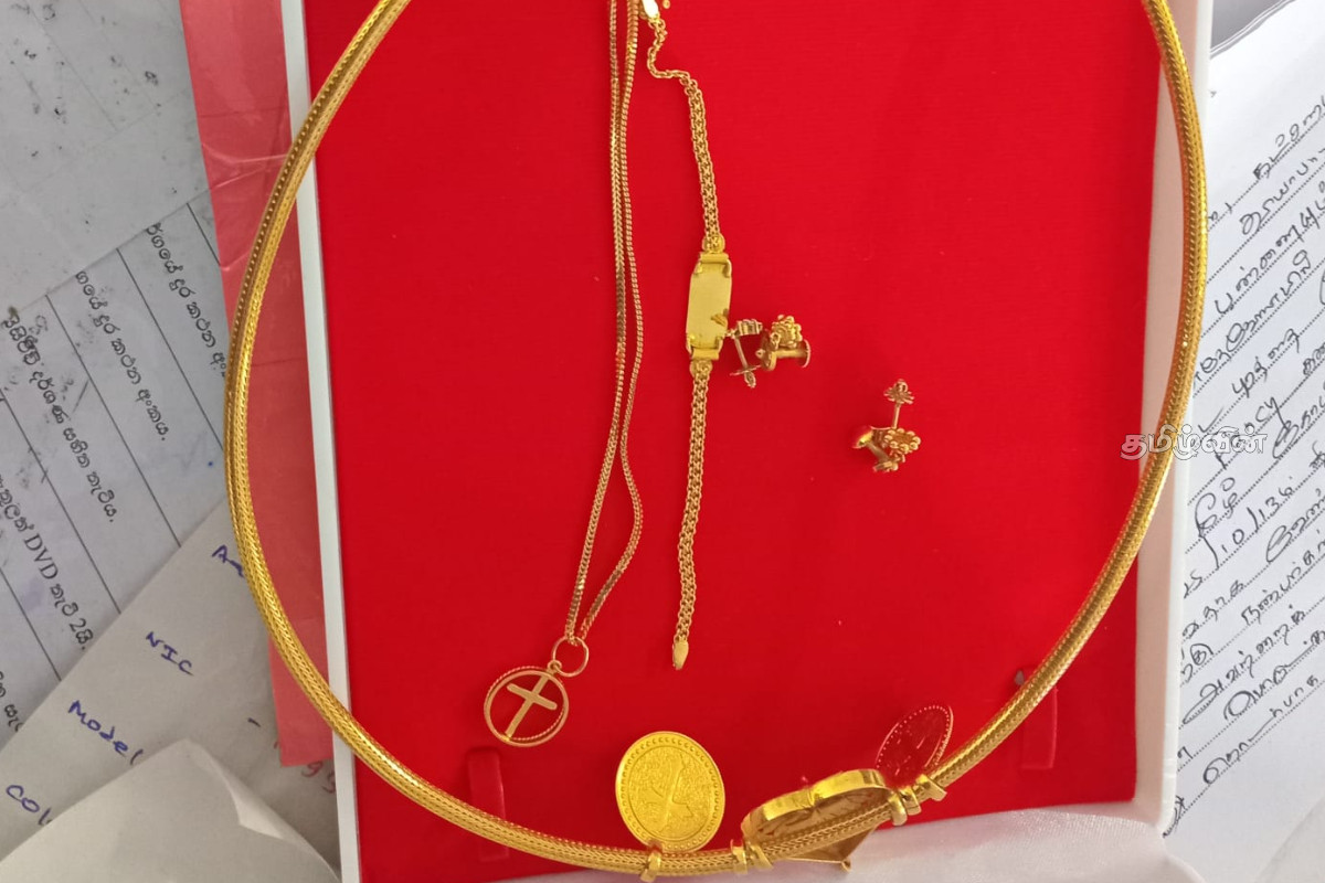 யாழ்.நக­ரில் கள­வா­டப்­பட்ட நகை­கள் பொலி­ஸா­ரால் மீட்பு! | Police Recover Stolen Jewelry In Jaffna