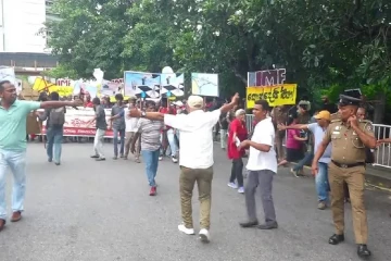 ජන අරගල ව්‍යාපාරයේ කොළඹ දැවැන්ත විරෝධතාවය නොසන්සුන් වෙයි- පොලිසිය සහ විරෝධතාකරුවන් මුහුණට මුහුණ ගැටෙයි