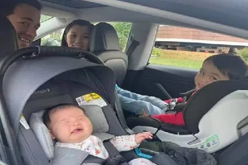 காரில் மனைவிக்கு பிரசவம் பார்த்த கணவர்: பிறந்தது உலகின் முதல் டெஸ்லா குழந்தை