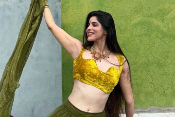 நடிகை திவ்யபாரதி ஹாட் உடையில் மொட்டைமாடி போட்டோஷூட்