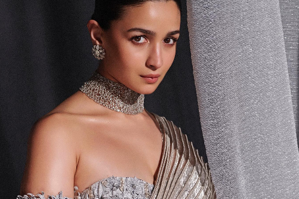 பல கோடி வீட்டை கிப்ட் ஆக தூக்கி கொடுத்த ஆலியா பட்! யாருக்குனு பாருங்க | Alia Bhatt Buy New Apartment Gifts 2 Flat Sister