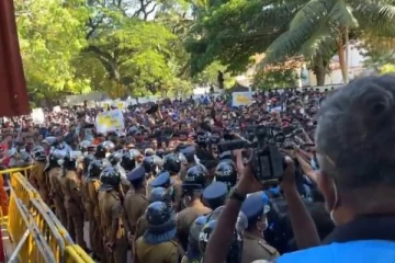 பிரதமரின் வாசஸ்தலத்திற்கு முன்பாக ஒன்றுதிரண்ட மாணவர்களால் பதற்றம்   (video)