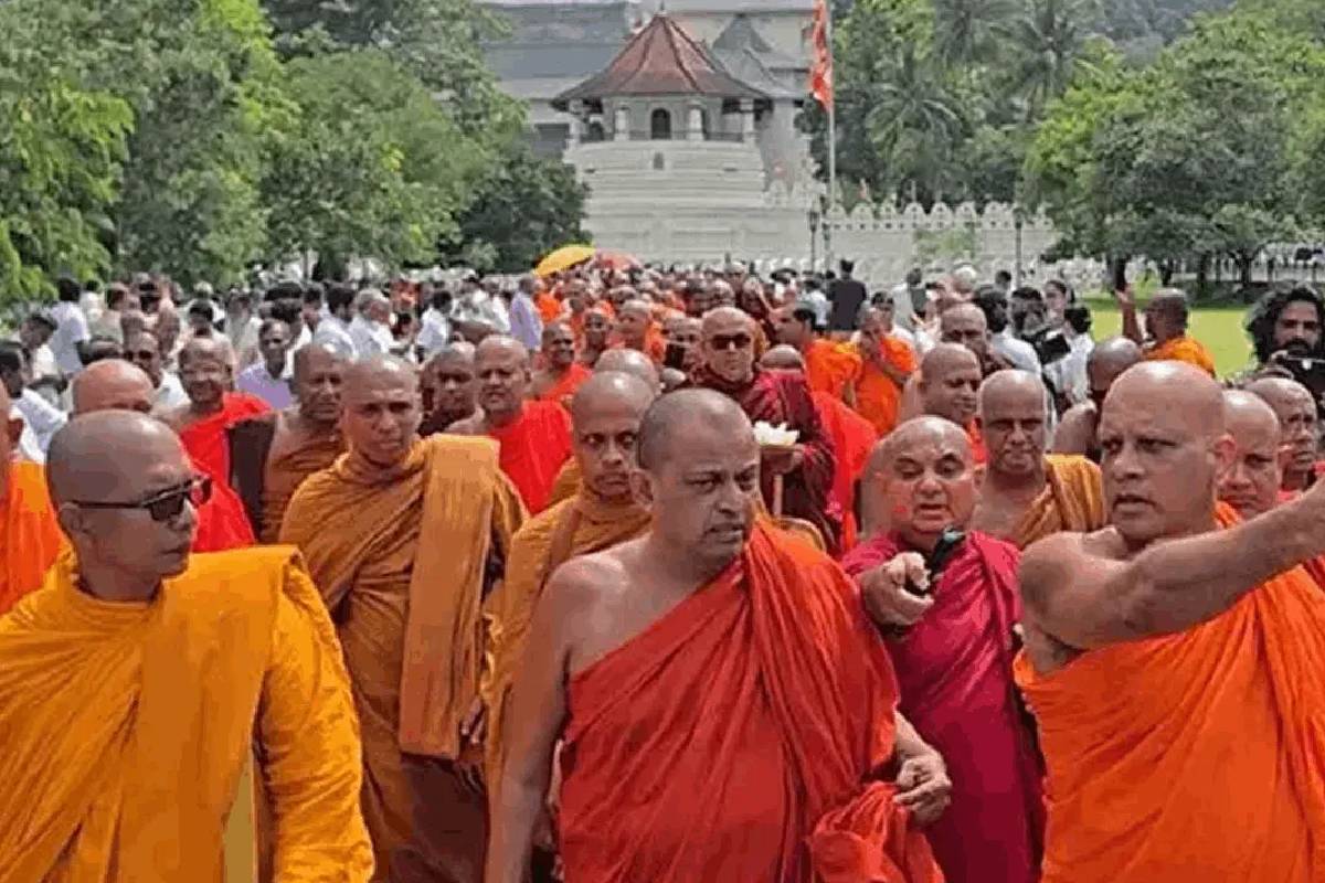 காவி ஆடைக்கான நீதி - கண்டியில் ஆரம்பித்த பேரணி இன்று கொழும்பில் நிறைவு | The Justice Saffron Robe Peace March Concludes காவி ஆடைக்கான நீதி - கண்டியில் ஆரம்பித்த பேரணி இன்று கொழும்பில் நிறைவு | The Justice Saffron Robe Peace March Concludes