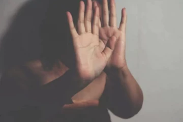 17 வயது சிறுமிக்கு பாலியல் வன்கொடுமை - வீடியோவை காட்டி தந்தையை மிரட்டிய கொடூரம்!