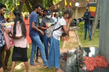 முள்ளிவாய்க்கால் தூபியில் பூத்தூவி அஞ்சலில் செலுத்திய சிங்கள மாணவர்கள்!
