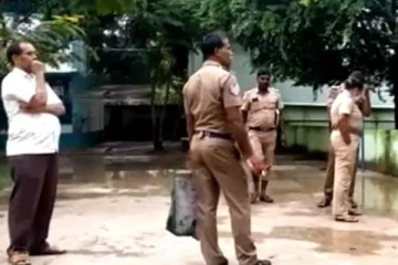 சகோதரனுடன் நெருக்கம்..பள்ளி கழிவறையில் குழந்தை பெற்ற மாணவி - பகீர் சம்பவம்!