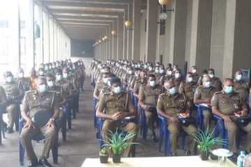 පොලිස් නිලධාරීන්ගේ මානසික ශක්තිය වැඩි කරන්න අලුත්ම වැඩක් (PHOTOS)