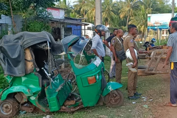 வவுனியாவில் முச்சக்கர வண்டியுடன் கார் மோதி விபத்து! சாரதி படுகாயம் (video)