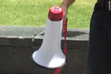 පොලිසියට චෝදනා කරමින් තරුණයෙකු විරෝධතාවයක..