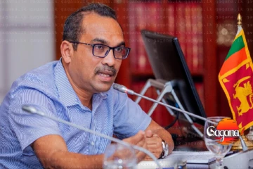 ඇමති බිමල්ගේ අණකට දුම්රිය ලොක්කෝ පයින් ගසයි