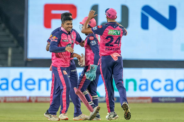 பெங்களூர் அணியை வீழ்த்தி முதலிடம் பிடித்த ராஜஸ்தான் அபார வெற்றி! | Ipl 2022 Rajasthan Royals Won Rcb In Tamil