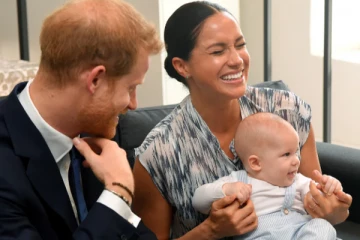 அரச குடும்பத்தில் இனவெறி - அம்பலப்படுத்திய தம்பதிக்கு உயரிய விருது!