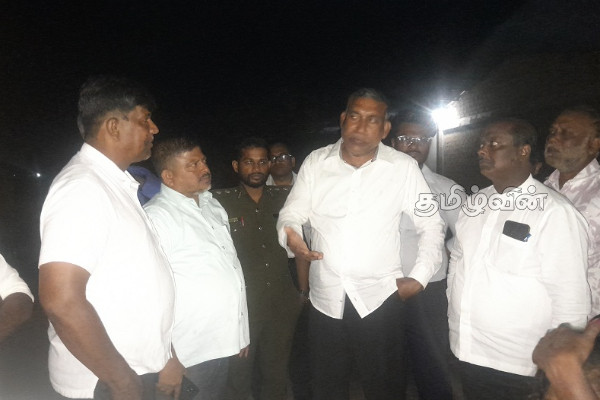 மன்னார் - தலைமன்னார் பிரதான வீதியில் பற்றி எறியும் குப்பை மேடு: மக்கள் பாதிப்பு | Garbage Dump In Mannar Fire