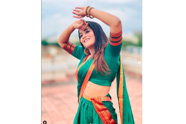 இடையை காட்டி ரசிகர்களை கவர்ந்த பாண்டியன் ஸ்டோர்ஸ் நடிகை.. லைக்ஸை அள்ளும் புகைப்படம் | Pandian Stores Actress Photo