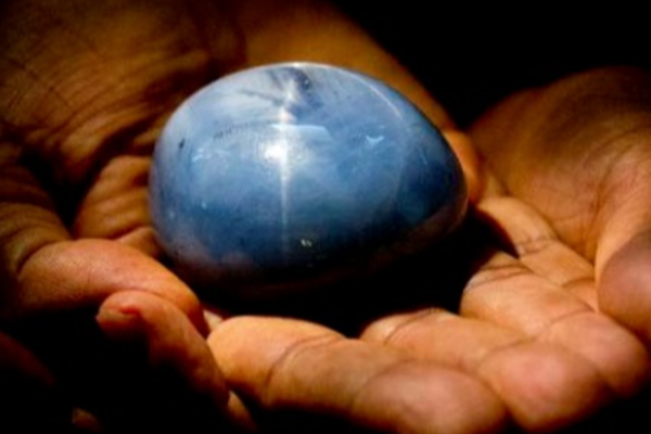 இரத்தின கற்கள் விற்றவர் கைது | Gems Seller Arrested
