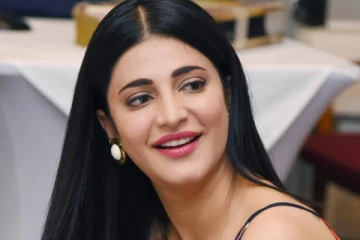 நடிகை ஸ்ருதிஹாசன்-ஆ இது? அவரின் சிறுவயதில் இப்படி உள்ளார் பாருங்க..! இதுவரை பலரும் பார்த்திராத புகைப்படம்..!