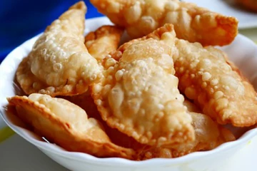 மொறு மொறு சுவையில் சமோசா...சீஸ் சேர்த்து ரிச் ஓட்டல் சுவையில் இனி செய்து பாருங்க!