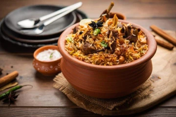 பிரியாணி வாங்கிய நபருக்கு காத்திருந்த அதிர்ச்சி; பொலிஸில் முறைப்பாடு
