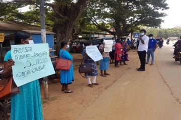 வவுனியா பிரதேச செயலகம் முன்பாக சுகாதார தொண்டர்கள் ஆர்ப்பாட்டம்
