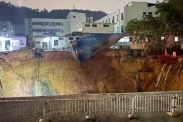 ரயில்வே கட்டுமான தளத்தில் நிலம் திடீரென இடிந்து விபத்து... 13 தொழிலாளர்கள் மாயம்!