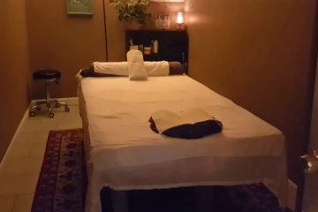 மசாஜ் நிலையத்தில் ‘மன்னா’ புகுந்து அட்டகாசம்