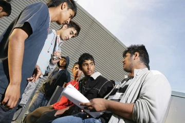 வெளிநாட்டு ஆசைக்காட்டி இளைஞர் யுவதிகளிடம் பாரிய அளவு பணம் கொள்ளை