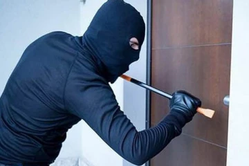 யாழில் பட்டப்பகலில் இடம்பெற்ற கொள்ளைச் சம்பவம்