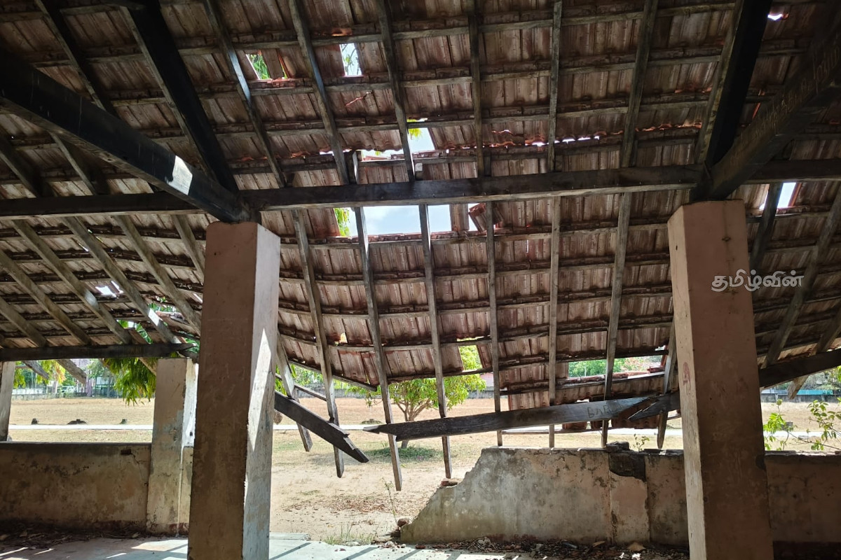 இடிந்து விழும் நிலையில் பாடசாலை கட்டிடம்: கண்டு கொள்ளாத அதிகாரிகள் | Officials Ignore School Building Verge Of Collapse இடிந்து விழும் நிலையில் பாடசாலை கட்டிடம்: கண்டு கொள்ளாத அதிகாரிகள் | Officials Ignore School Building Verge Of Collapse