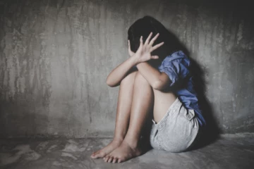 பள்ளி மாணவிகளுக்கு பாலியல் தொல்லை - ஆபாசம் படம் பார்த்து 4 சிறுவர்கள் செய்த கொடூரம்