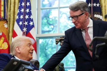 அமெரிக்காவுக்கான பிரித்தானிய தூதர் திடீர் பதவிநீக்கம்: பின்னணி