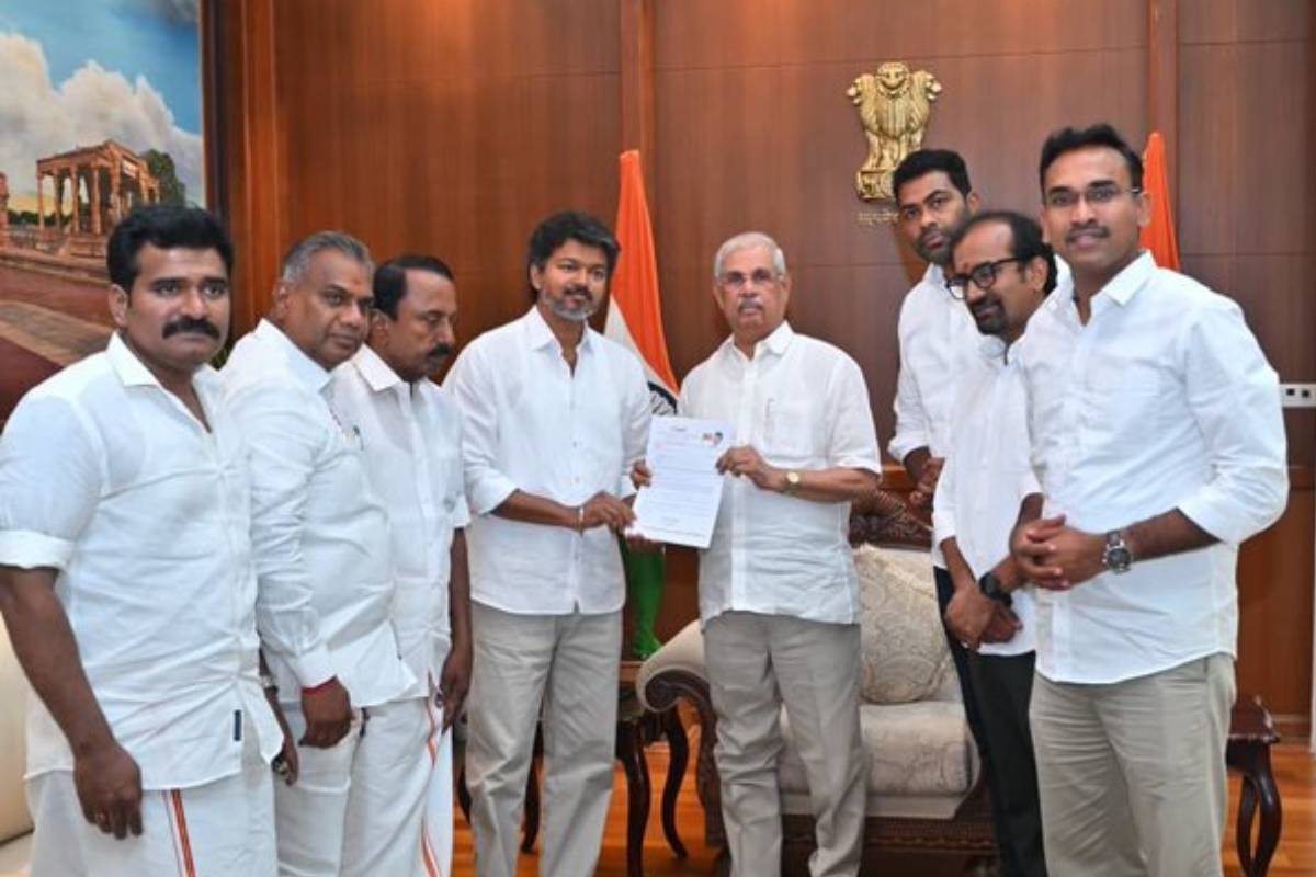 ஆளுநரை சந்தித்து ஆட்சி அமைக்க உரிமை கோரினார் விஜய் | Vijay Met The Governor To Form The Government