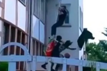 ஜேர்மனியில் பரபரப்பு... தூதரகம் ஒன்றிற்குள் நுழைந்து கொடியை அகற்றிய ஆப்கன் நாட்டவர்கள்