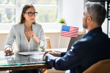 அமெரிக்காவில் கிரீன் கார்டு நேர்காணலுக்கு சென்றவர்கள் கைது; இந்தியர்கள் அதிர்ச்சி !