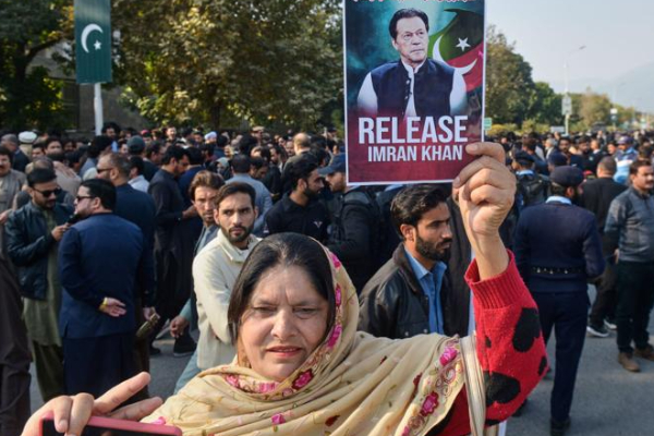 பாகிஸ்தானில் இம்ரான் கானுக்கும் மனைவிக்கும் மேலும் 17 வருட சிறைத்தண்டனை | Former Pakistani Pm Imran Khan Wife Bushra Bibi