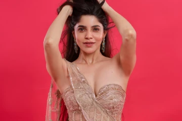 நடிகை திவ்ய பாரதி வேற லெவல் கவர்ச்சி போட்டோஷூட்