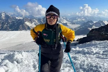 இளம் வயதில் மலை ஏறி சாதனை படைக்கும் சிறுமி: குவியும் பாராட்டுகள்