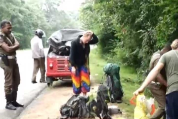 විදෙස් යුවලක් රැගෙන ගිය ත්‍රිරෝද රථයට වන අලි ප්‍රහාරයක්...(VIDEO)