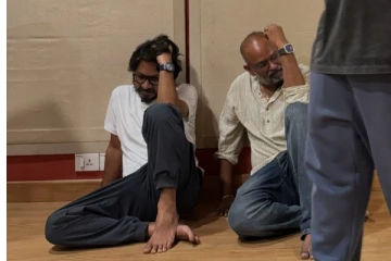 இவங்க தொல்லை தாங்க முடியல.. தரையில் அமர்ந்திருக்கும் GOAT இயக்குனர் வெங்கட் பிரபு! என்ன நடந்தது?