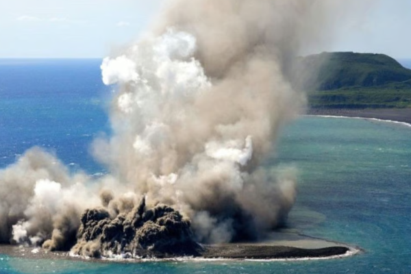 ஜப்பான் கடலில் 100 மீட்டர் அகலத்தில் உருவான புதிய தீவு | New Island 100 M Wide Appears In The Pacific Ocean ஜப்பான் கடலில் 100 மீட்டர் அகலத்தில் உருவான புதிய தீவு | New Island 100 M Wide Appears In The Pacific Ocean