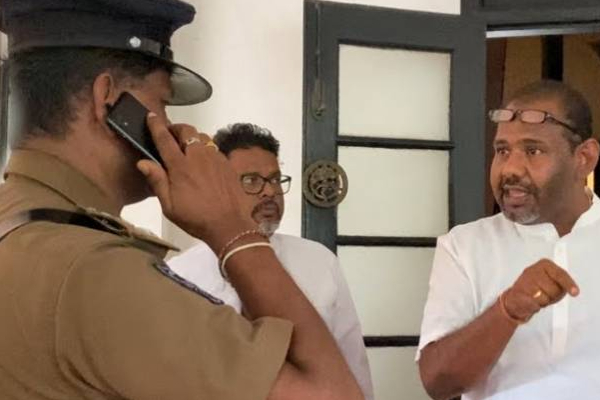 கஜேந்திரகுமாருடனின் கொழும்புக் கைதில் சட்டத்தரணி காண்டீபனால் வெடித்தது புதிய சர்ச்சை | Awyer Accompanied Gajendrakumar Police Vehicle