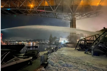 நள்ளிரவில் தீப்பற்றி எரிந்த 30 படகுகள்..! அமெரிக்காவில் பரபரப்பு