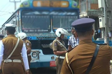 குடிபோதையில் பாடசாலை பேருந்தை செலுத்திய சாரதி ; அவதிப்பட்ட பாடசாலை மாணவர்கள்