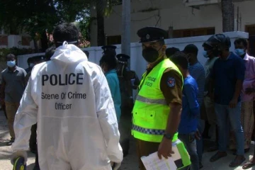 யாழில் இடம்பெற்ற விபத்தில் பரிதாபமாக உயிரிழந்த குடும்பப் பெண்! 4 பேர் சிக்கினர்