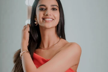 மீனாட்சி சவுத்ரி லேட்டஸ்ட் ஹாட் லுக்.. வைரல் ஸ்டில்கள்