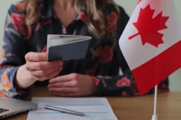 கனடாவில் போலி குடிவரவு சேவை வழங்கிய பெண் கைது