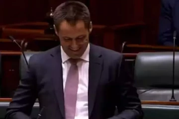 நாடாளுமன்ற அமர்வின் போது தனது காதலை வெளிப்படுத்திய உறுப்பினர்