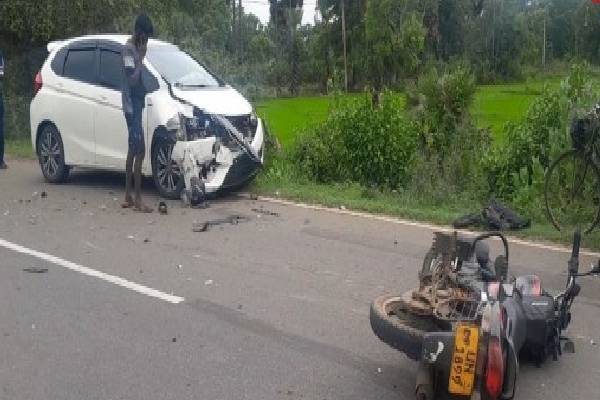 முல்லைத்தீவில் மோட்டார் சைக்கிள் மற்றும் கார் நேருக்கு நேர் மோதி விபத்து | Motorcycle And Car Collided Head On In Mullaitivu