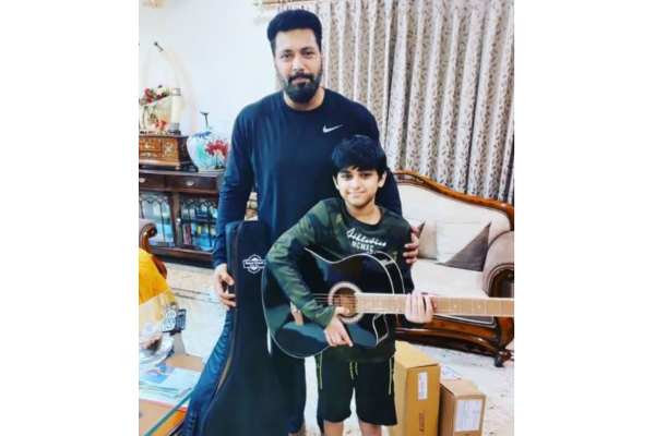 இசைக்கருவியுடன் நடிகர் ஜெயம் ரவி மகனின் அழகிய புகைப்படம்- இதோ பாருங்க | Jayam Ravi Son Cute Pic